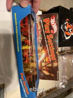 1982 HOT WHEELS PLAY SETTINGS FIREFIGHTER SCENE DIECAST Misb Rare Fire Truck Car