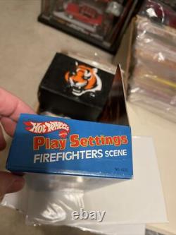 1982 HOT WHEELS PLAY SETTINGS FIREFIGHTER SCENE DIECAST Misb Rare Fire Truck Car