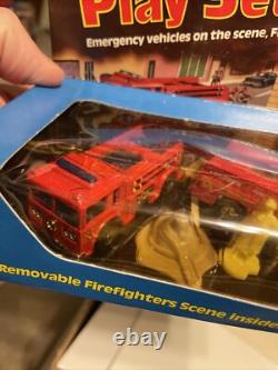 1982 HOT WHEELS PLAY SETTINGS FIREFIGHTER SCENE DIECAST Misb Rare Fire Truck Car