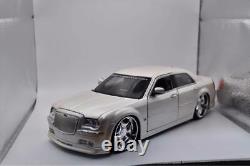 1 18 Chrysler 300c Chrysler 300c Diecast Car White