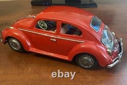 BANDAI JAPAN 1960s VW VOLKSWAGEN SEDAN CAR BUMP-N-GO TIN BATTERY TOY SEE VIDEO