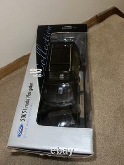 Ford 118 WELLY 2005 LINCOLN NAVIGATOR BLACK Die Cast Metal Car New In Box