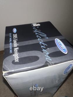Ford 118 WELLY 2005 LINCOLN NAVIGATOR BLACK Die Cast Metal Car New In Box