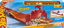 Hot Wheels Toy Car Playset with Lights, Sounds & 6 164 Scale Vehicles, Super 6
